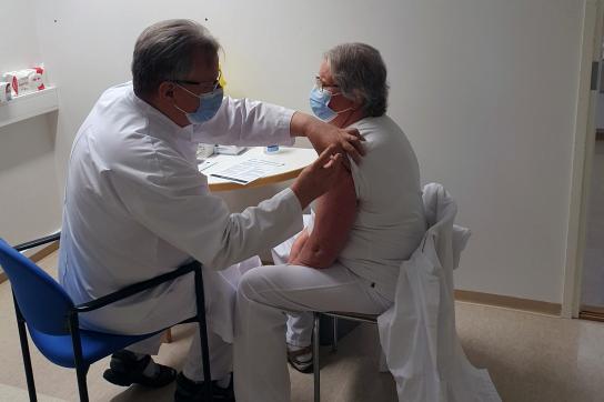 Medici in pensione della Finlandia vaccinano migliaia di persone contro il COVID-19